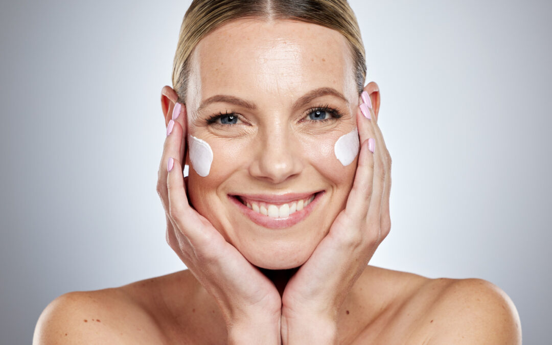 Czy po 40. roku życia trzeba zmienić całą pielęgnację? Fakty i mity o skórze dojrzałej