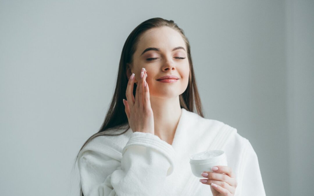 Pierwsze zmarszczki pod oczami – co naprawdę pomaga, a czego lepiej unikać?